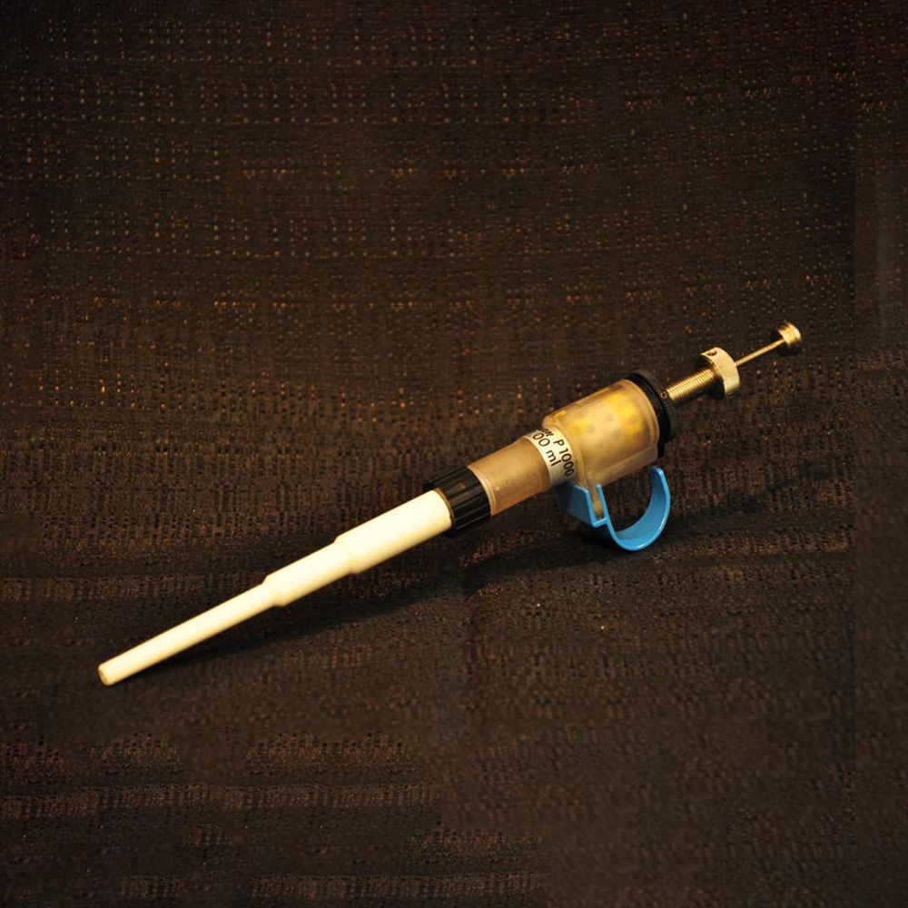 #JeudiRétro - Première pipette automatique utilisée à l'IRCM par André Turgeon en 1972, modèle Pipetman P1000 fabriqué par Gilson.
En 1972, le docteur Warren Gilson introduisit une pipette de haute précision pouvant être réglée sur n’importe quel volume pour n’importe quelle décimale (réglage continu). Son originalité résidait dans le fait que, pour éviter toute erreur, le volume sélectionné était affiché sur la pipette (lecture directe). Aujourd'hui encore, la pipette Gilson reste une référence mondiale en termes d’exactitude, de fidélité et de fiabilité.