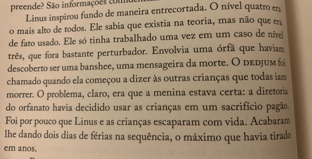 Trecho do livro “A Casa no Mar Cerúleo” em que o protagonista, Linus, diz que o caso mais confidencial em que ele já trabalhou foi com uma menina que era uma banshee, mensageira da morte, e que ela dizia que as outras crianças iam morrer. O que era verdade pois a diretoria do orfanato queria sacrificar elas em um ritual pagão