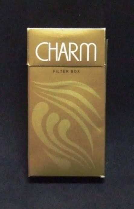 maço de cigarro charm, dourado com o logo em uma fonte elegante e em branco