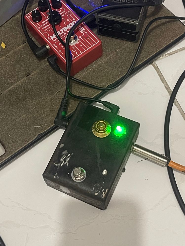 Pedal de guitarra con led verde todo fudido