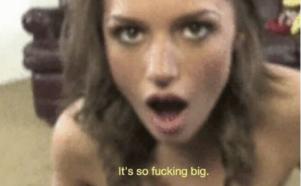 skjermbilde fra en pornofilm hvor en mørkhåret kvinne ser sjokkert ut og sier "it's so fucking big"