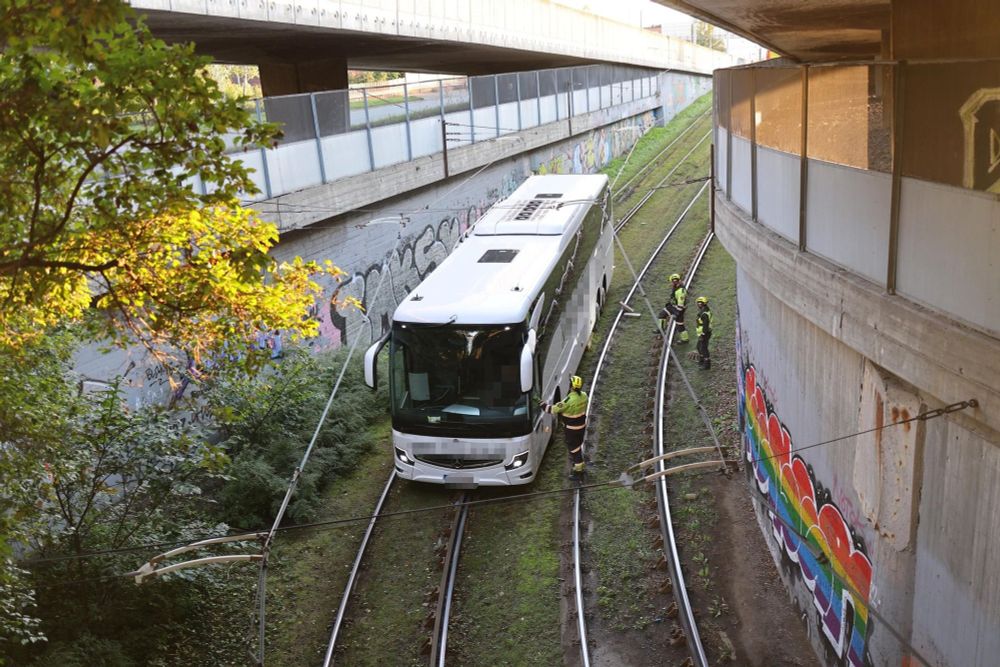 Turistbuss fulgte trikkeskinnene – satt bom fast