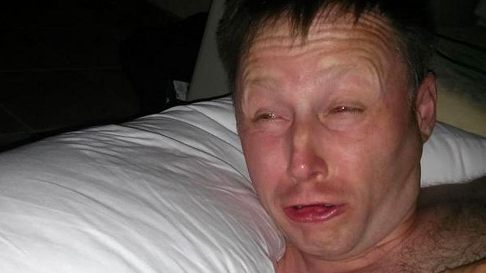Den skotske komikeren Limmy, som ser opp fra puta og myser som om han akkurst har blitt vekket av et skarpt lys
