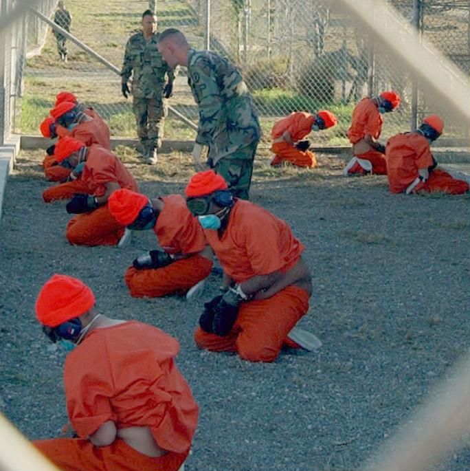 Gefangene, Guantanamo 2002. Quelle: Wikipedia.