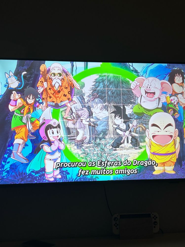 Foto da televisão passando o primeiro episódio de Dragon Ball Daima