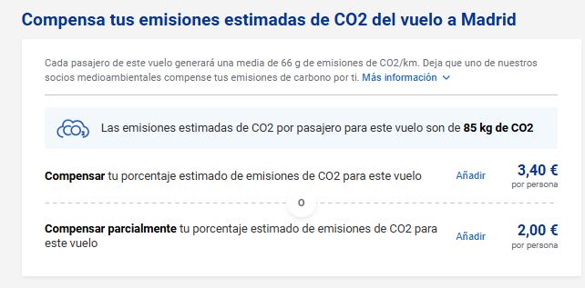 Imagen de la plataforma de pago de Ryanair donde hay un apartado que pone:

"Compensa tus emisiones estimadas de Co2 del vuelo. Cada pasajero de este vuelo generará una media de 65 gramos de emisiones de CO2/KM. Deja que uno de nuestros socios medioambientales compense tus emisiones de carbono por ti."

Este apartado añade dos precios opcionales para compensarlo: 3,40€ por pasajero, o una versión reducida de 2€ por pasajero si solo lo quieres compensarlo parcialmente.