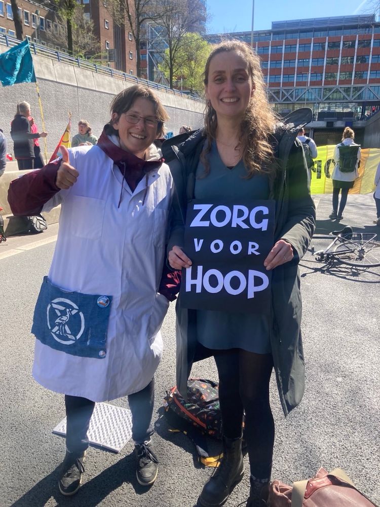 Sunday 6 April XR Health professionals blocking A12 in Den Haag to #StopFossilSubsidies