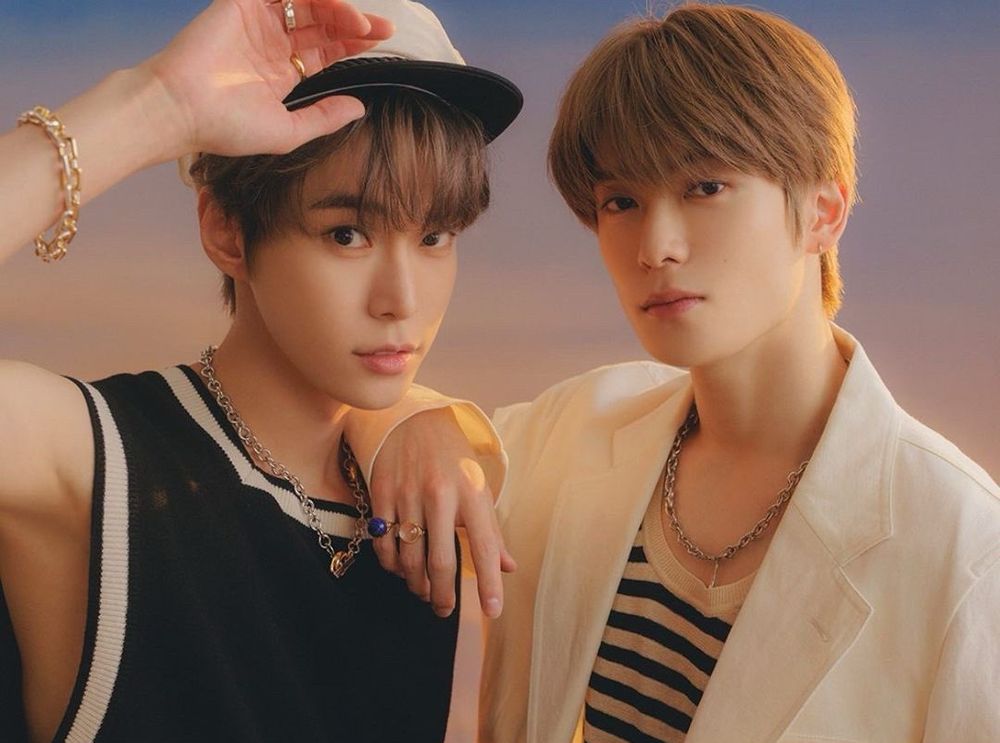 A picture of Doyoung and Jaehyun from a nautical themed Season’s Greetings. 
