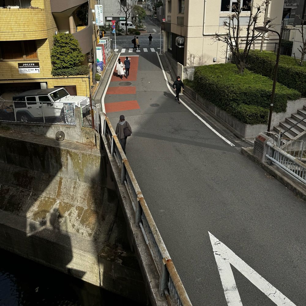 エコー劇場入り口前からの眺め。庚申橋