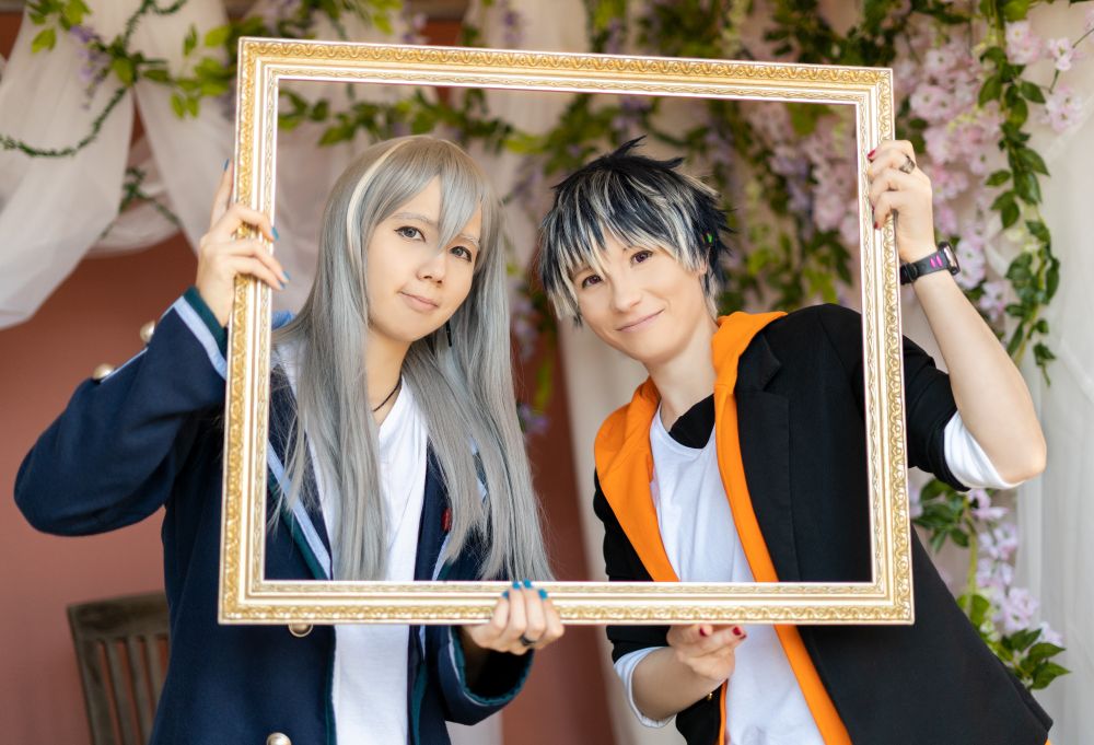 Me cosplaying as Yuki and Yoru cosplaying as Momo from the group Re:vale of the game IDOLiSH7 in casual clothes, we are holding up and looking through an empty picture frame.