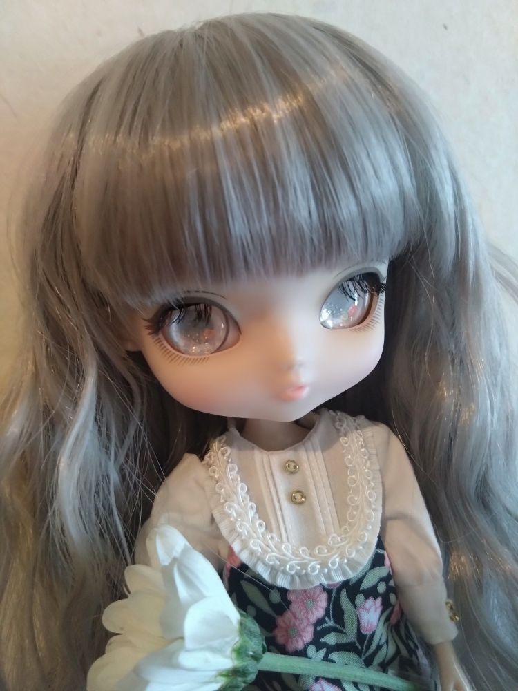 えびねはスノーライトグレー。瞳孔が淡いグレーな乳白色の瞳。オーロラなホロとラメでキラキラです。