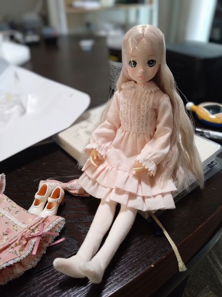 お着替え中のrurukoさん。靴下とピンクのワンピースをつけたところ。