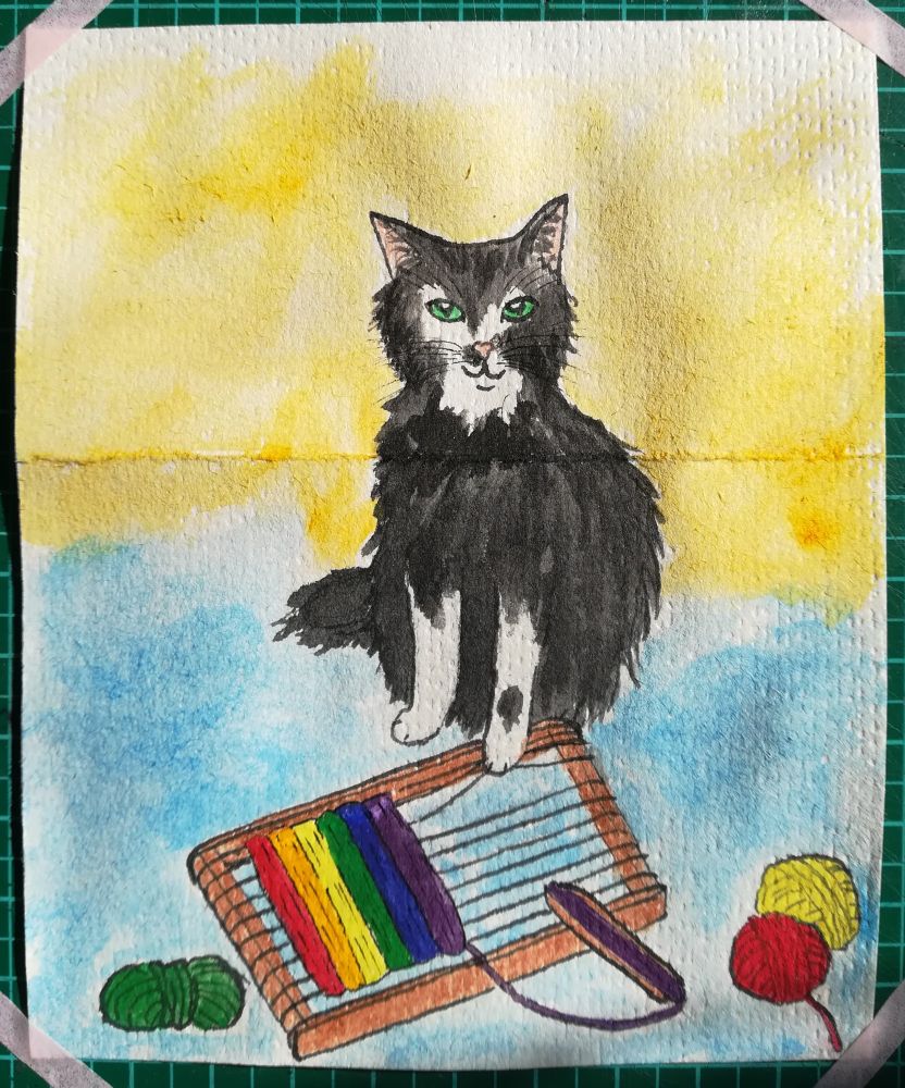 Kleines Aquarellmotiv: Schwarzweiße Katze, die mit der Pfote am Kettfaden eines Webrahmens zieht. Der bisher gewebte Teil zeigt die Farben der Prideflagge.