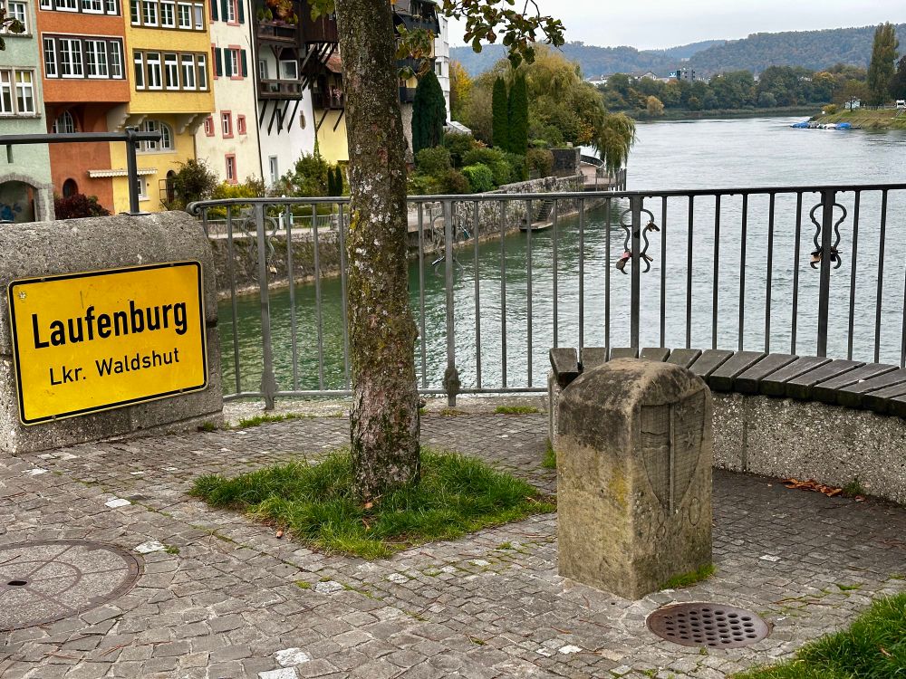 Grenzstein auf der Brücke zwischen Laufenburg CH und DE.