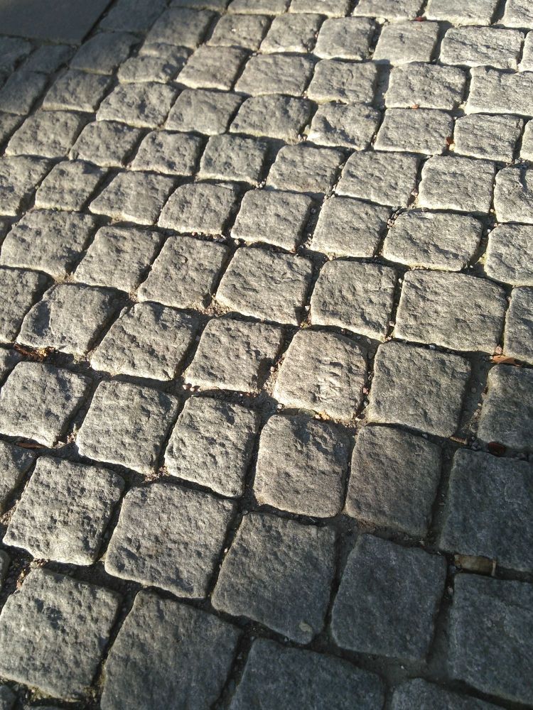 Huggen gatsten i snyggt släpljus.