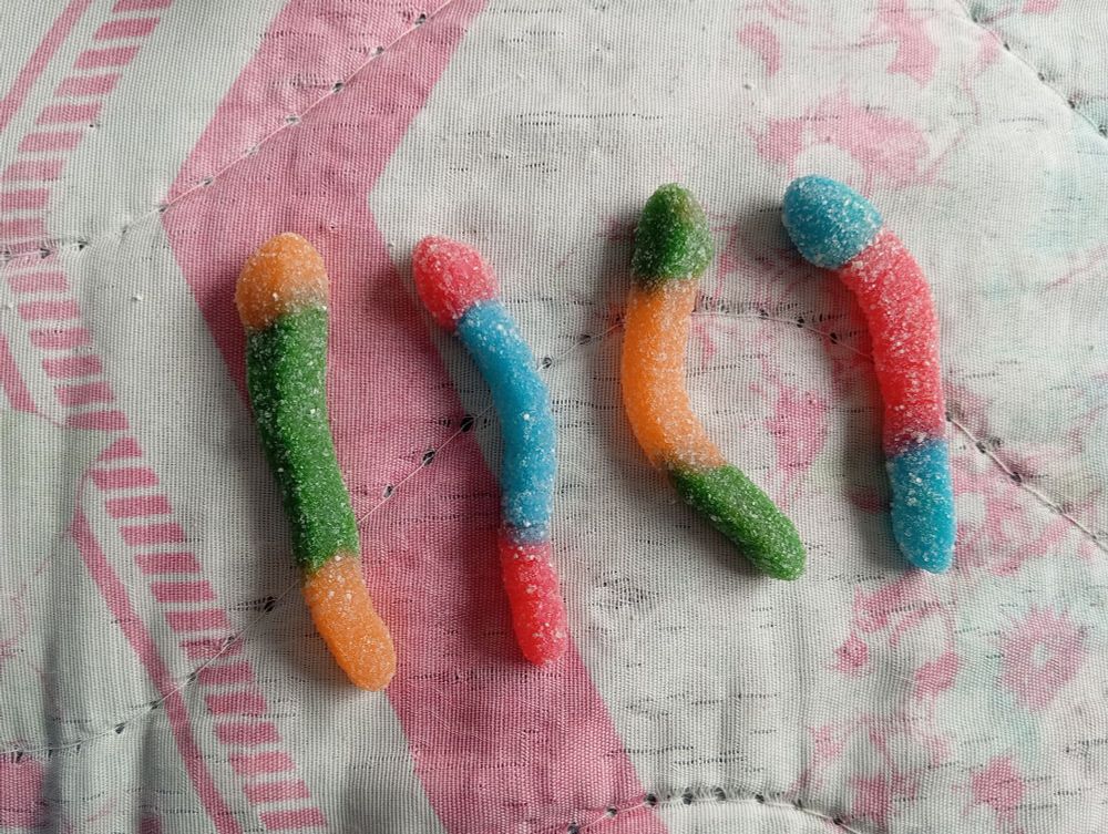 Minhocas de gelatina com pó azedinho das cores dos shipps janeroxy e dirkjake 