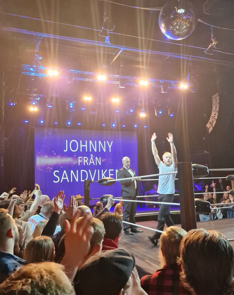 Foto på wrestlern Johnny från Sandviken som tar emot publikens hyllningar efter en välförtjänt vunnen tagteam-match.