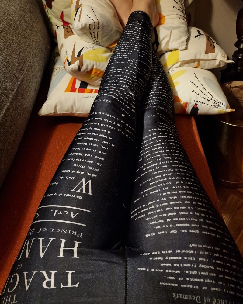 Bild på mina ben i ett par svarta tajts med texten från Hamlet på. Bilden är beskuren så att fötterna inte syns för man vill ju inte konkurrera ut de som lever på att sälja fotbilder.