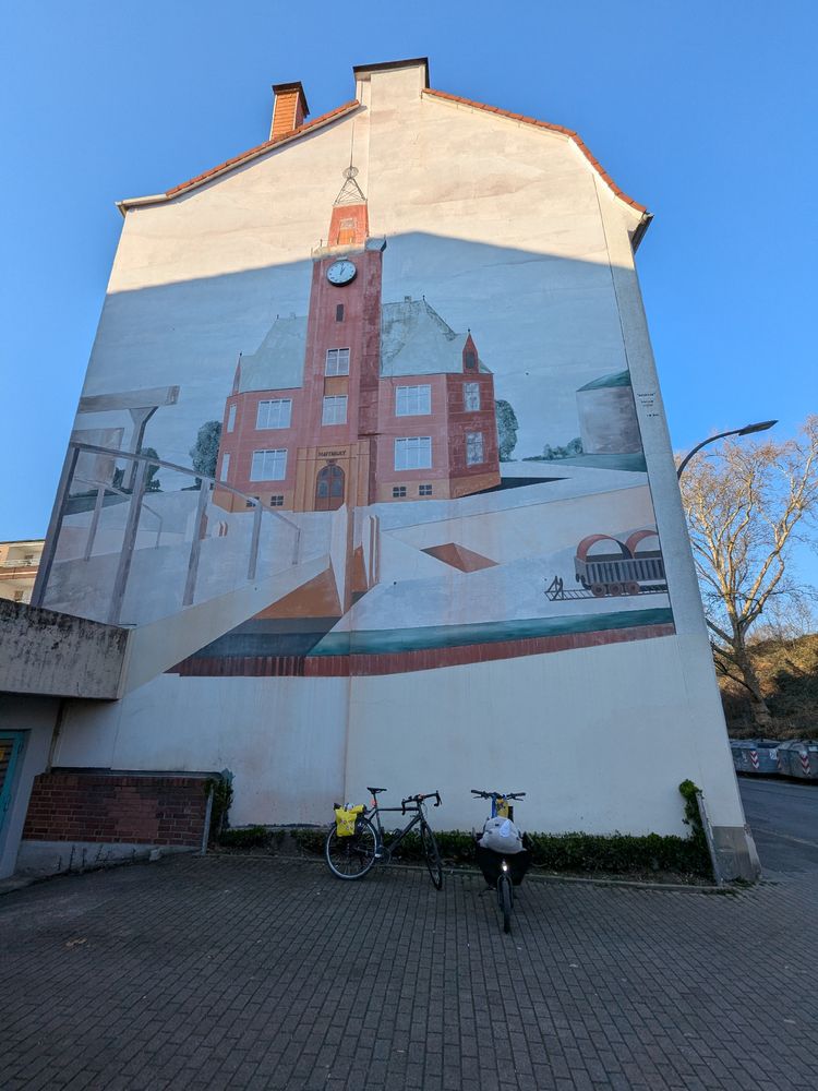 Ein Gemälde des Hafenamtes auf einer Hauswand.