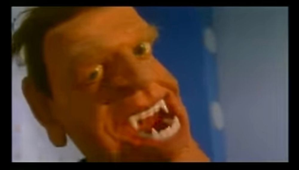 Screenshot aus „Steuersong“ Musikvideo - Gerhard Schröder Puppe mit Vampirzähnen