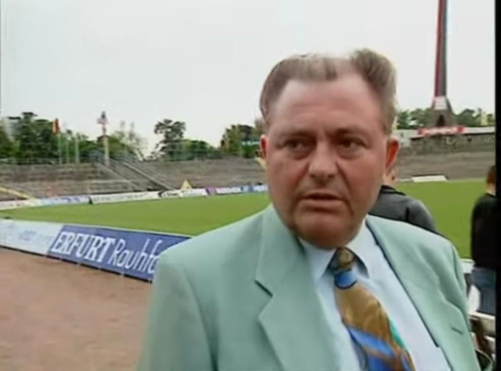 Ausschnitt aus legendärem Interview von Willi Konrad kurz bevor er einen Reporter als „Drecksschwein“ bezeichnet und versucht zu attackieren 