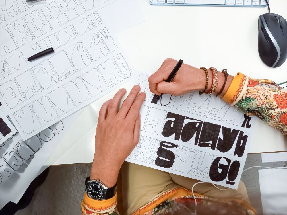 Toan sketching letters. Photo © Baldinger•Vu-Huu.