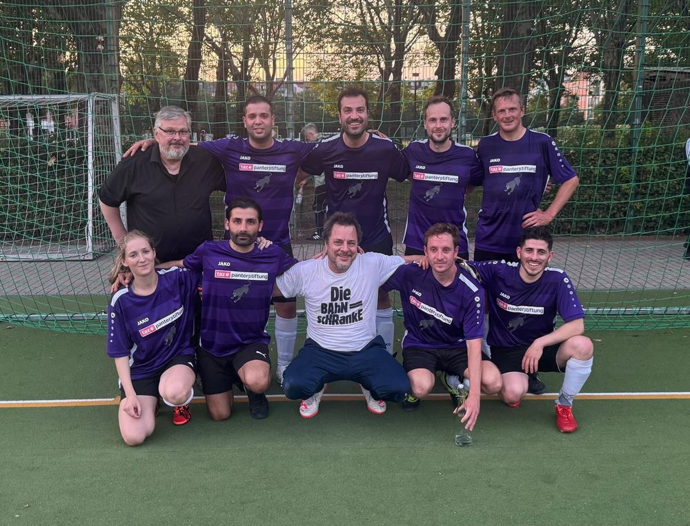 Foto: Das Fußballteam des taz Panter FC beim Spiel gegen Radio Fritz in seinen lila Trikots