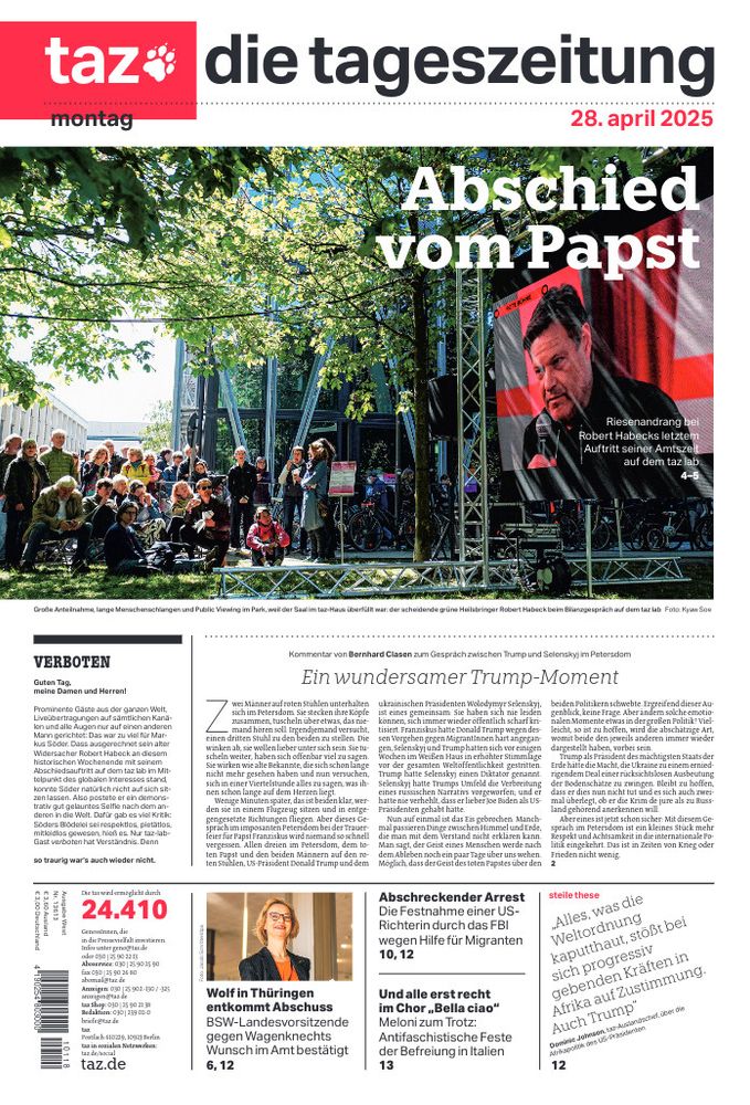 taz-Titel am Montag: Abschied vom Papst
Titelfoto: Public Viewing vor dem taz-Haus mit Robert Habeck auf der Leinwand