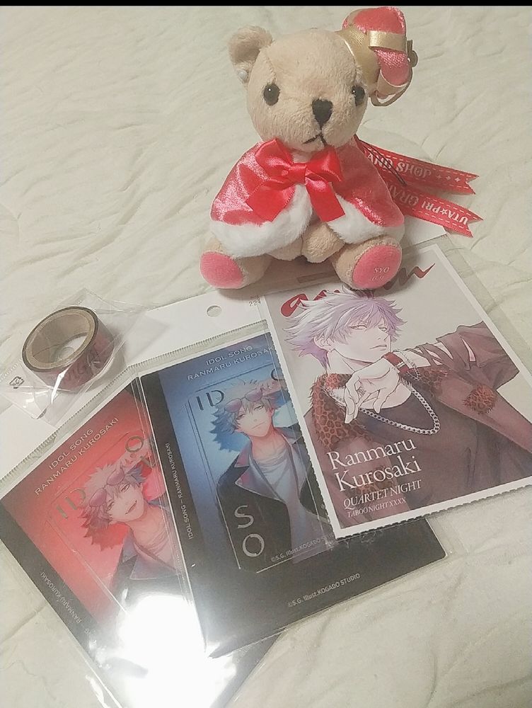 先週KBOOKSに立ち寄ったときの戦利品👑
先に寄ったアニメイトで買うか悩んだ末1回Kブ寄ってからにしよと思ったら出会えたドルソンジャケ🔥
そしてTLが地獄になっていたananのポスカ❤️
よく分かってない3Dライブで発売されたメタリックテープ💓
今年のシャニスト（グラショ）くじのA賞だった来栖くんくま～🐻💕
くまは普通に今現在定価で売られてるくまプリ買うより安かったからね、買っちゃったよね🤭❣️
嬉しい楽しい心潤う～！の3本セット🥳✨（？）