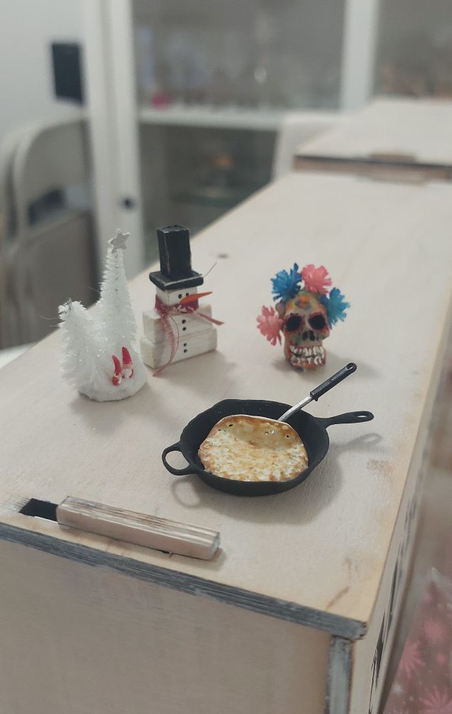 My purchases from the dollhouse fair—a pancake, a skull, snowman table decoration and two elves.
Totally normal. Totally worth it. 😂🧡