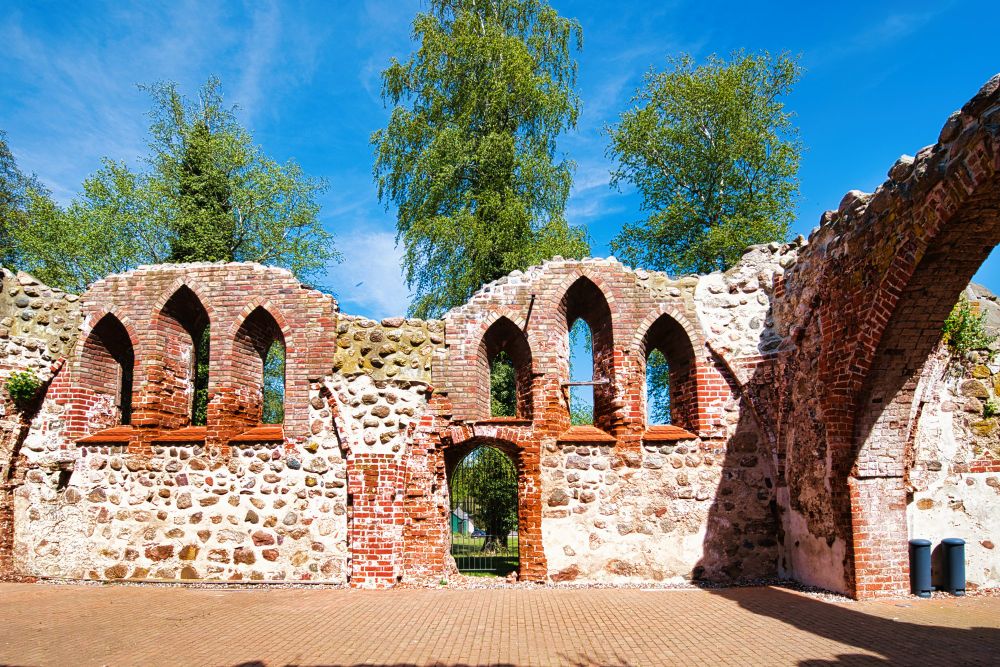 Kirchruine Satow im Hintergrund sieht man ein paar Baumkronen