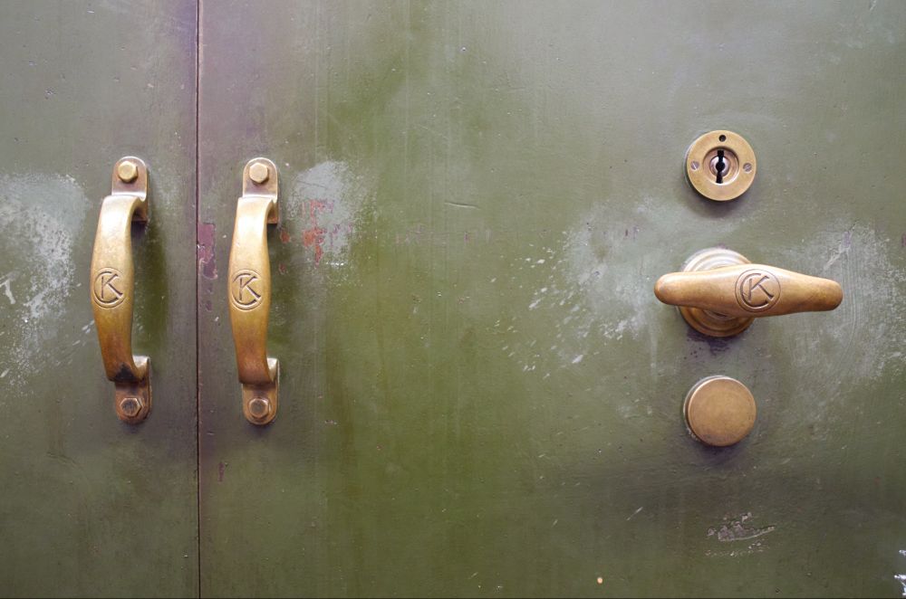 Messingtürgriffe und Schloss mit Prägung CK an einem grünen Metallschrank im Gedenkstätte Museum "Runde Ecke" in einem ehemaligen Gebäude der DDR-Staatssicherheit (Stasi) in Leipzig. Hinter diesen Türen wurden bis 1989 Unterlagen der Stasi "sicher" verwahrt. Ein kleines, aber spannendes Museum mit unendlich vielen Informationen. Ideal für einen Besuch in Kombination mit dem nur knapp 500 m entfernt in der Leipziger Innenstadt gelegenen Zeitgeschichtlichen Forum.

© Torsten Grieger