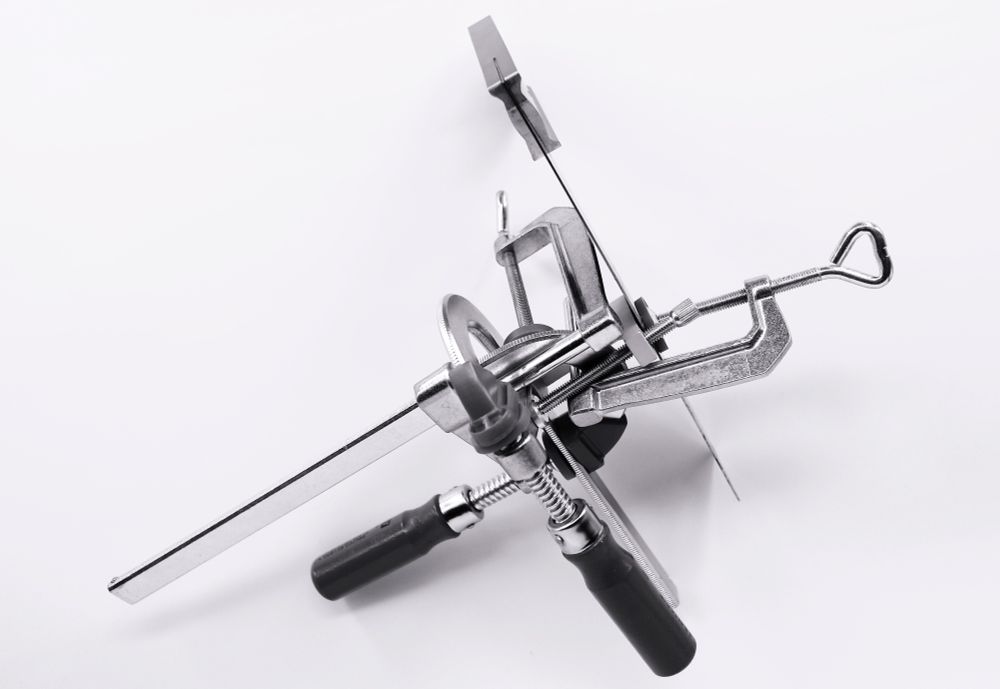 Skulptur aus kleinen Schraubzwingen und einem Winkel. Schwarzweiß.

© Torsten Grieger

Als NFT auf Foundation:
https://foundation.app/mint/eth/0x2A3536dbf9Dc3E493dEBA524DCa6ABFeed28bD06/2