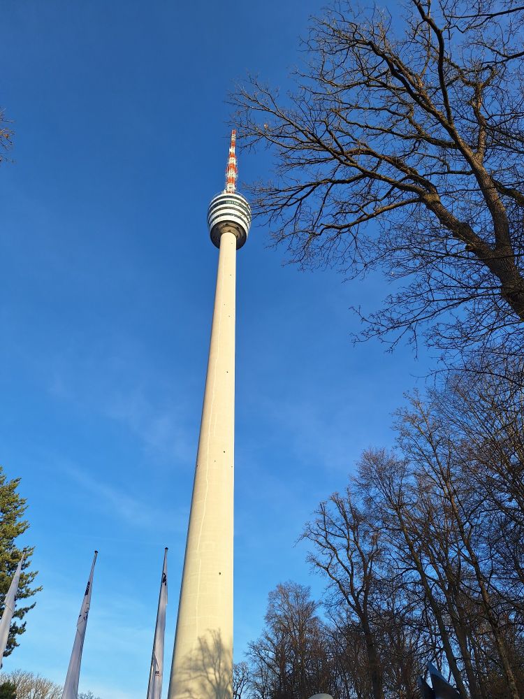 Fernsehturm Stuttgart vor strahlend blauem Himmel