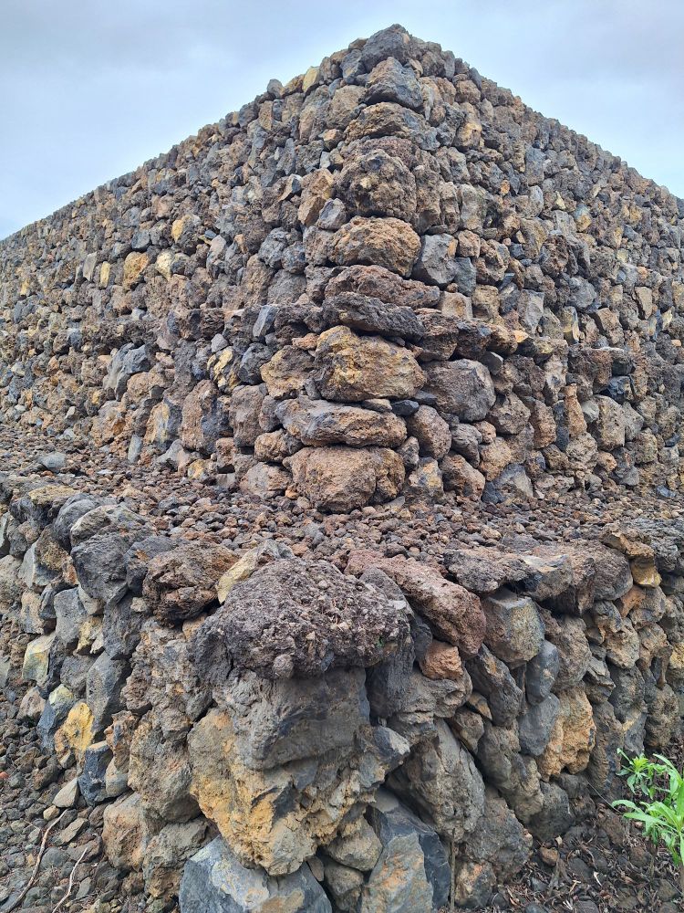 Eine Pyramide aus Steinen aus der Nähe. Man kann gut die einzelnen behauenen Steine sehen.