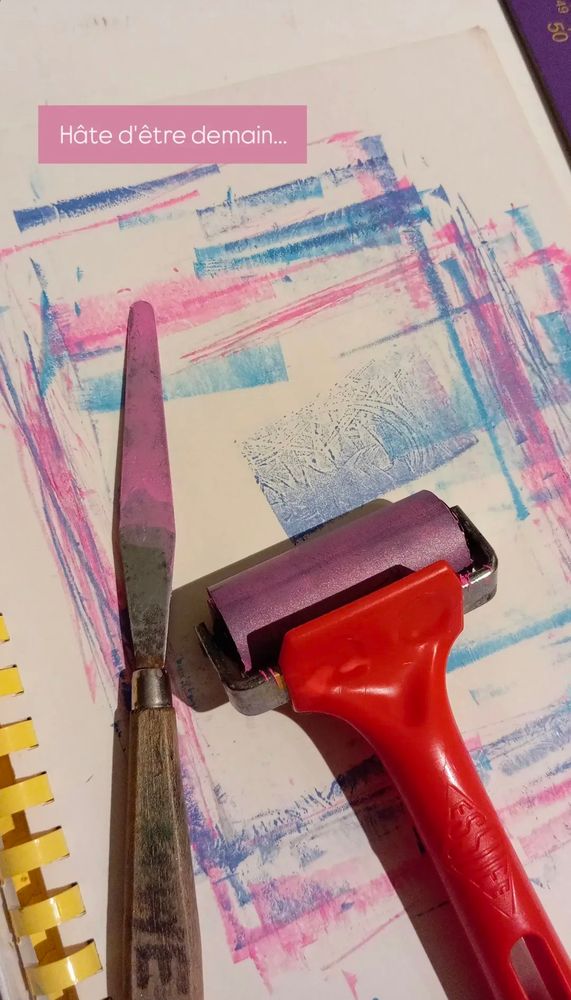 Capture d'une story Instagram de Ghost n Craft montrant des outils de linogravure et des traces de peinture rose et bleu.
Le texte "hâte d'être demain..." est en haut de l'image 