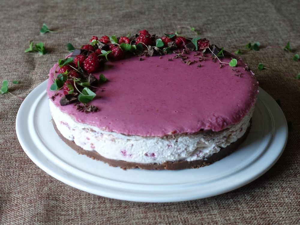 the same cheesecake without the slice removed