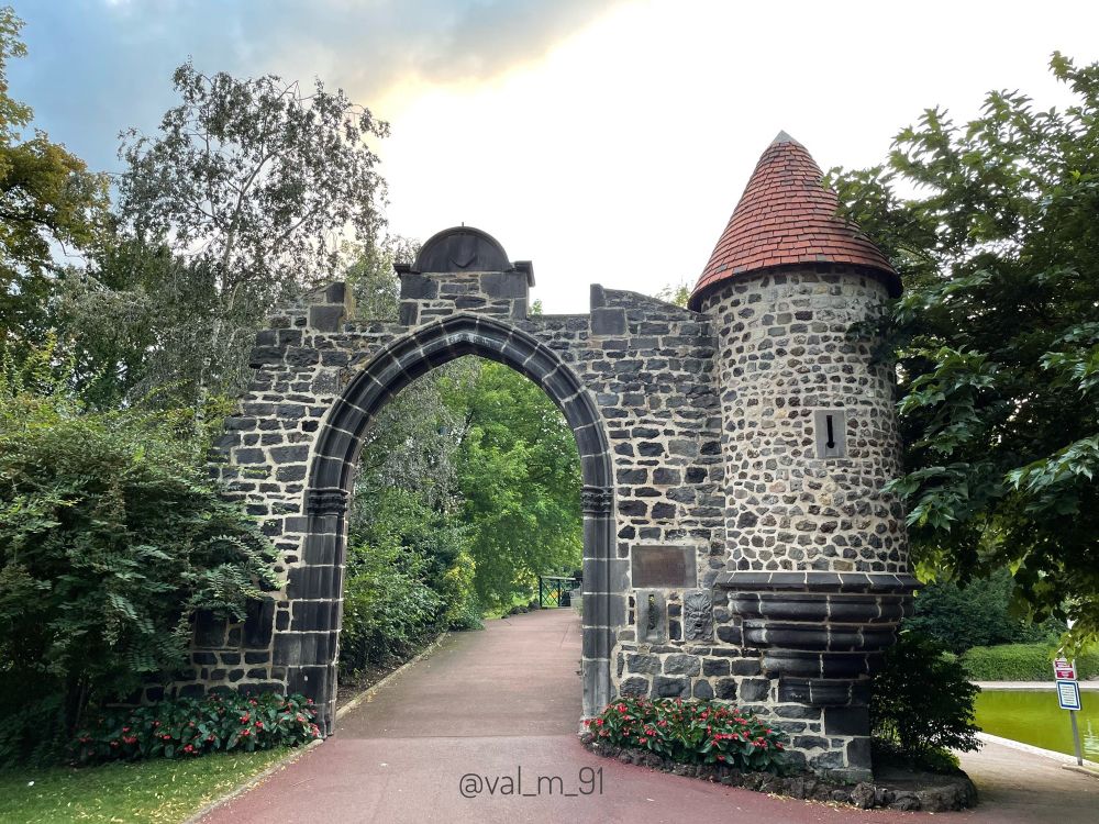 Photographie de la tourelle d'angle et du porche du château de Bien-Assis au Jardin Lecoq de Clermont Ferrand
