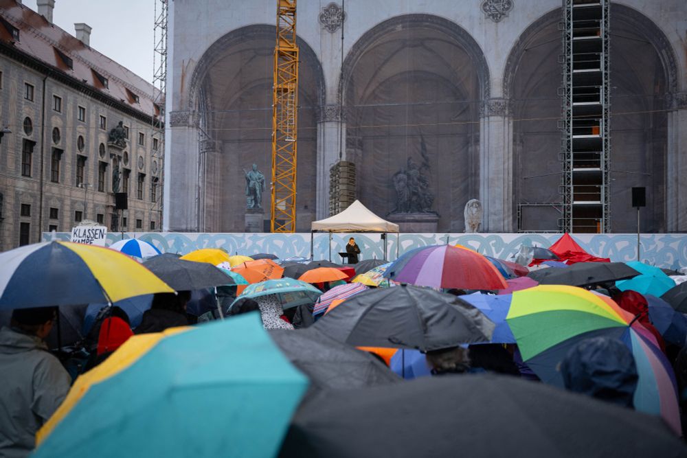 Schirmemeer vor Bühne