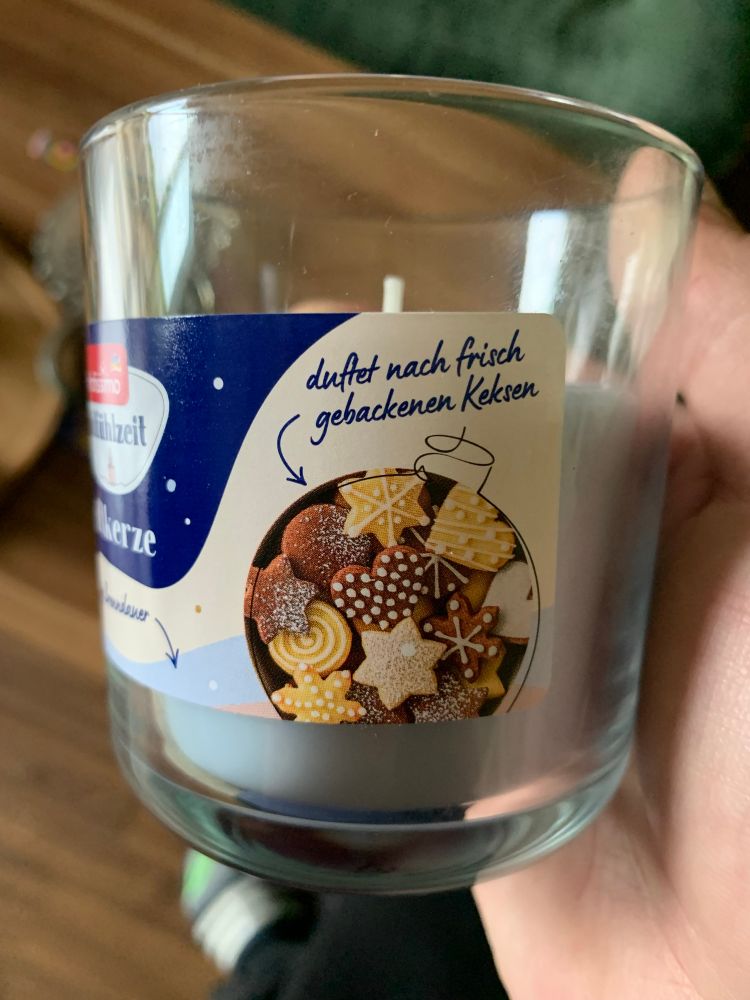 Eine Duftkerze. „Riecht nach frisch gebackenen Keksen.“