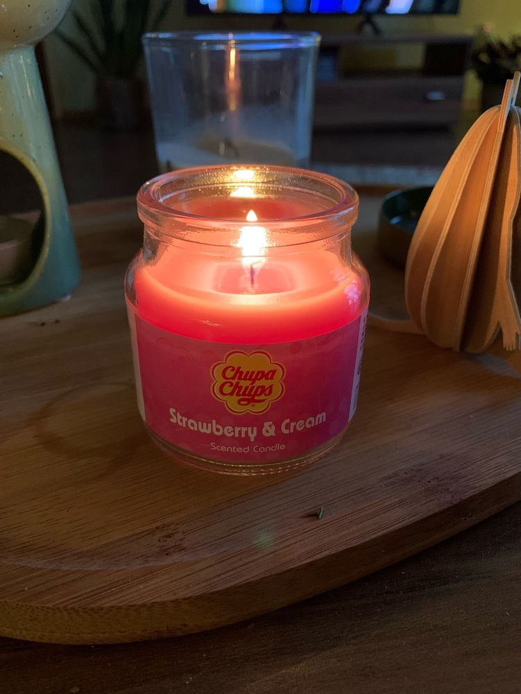 Eine Chupa Chups Duftkerze in der Sorte Strawberry & Cream
