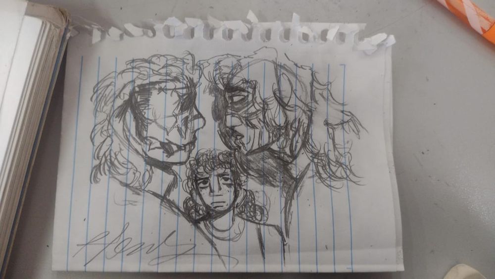 [ O desenho se trata de uma conversa entre Isaac e Diego, Diego está na direita e se parece aflito/Triste enquanto Isaac está na esquerda e parece irritado/frustrado
Tem uma criança ao centro observando os dois com uma cara de desentendida.]

É só isso não sei o que falar mais🤙