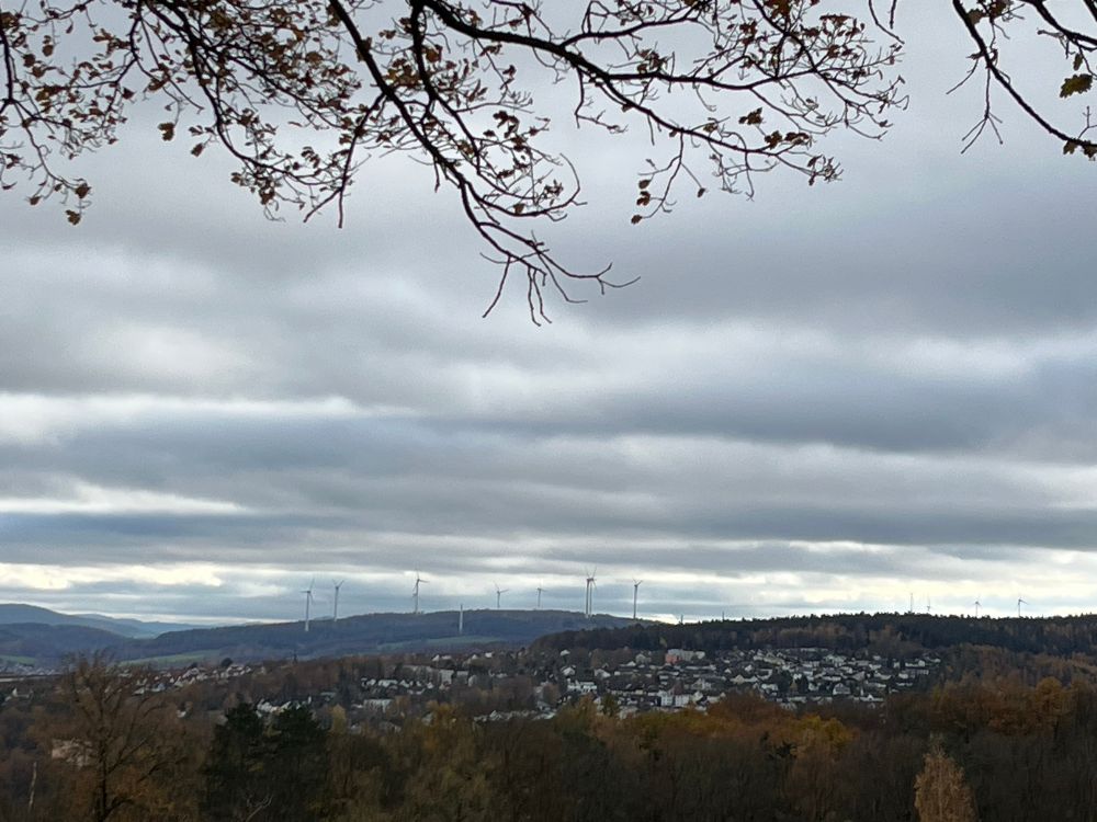 Sanfte Hügel mit Novemberwolken und ein wenig Licht