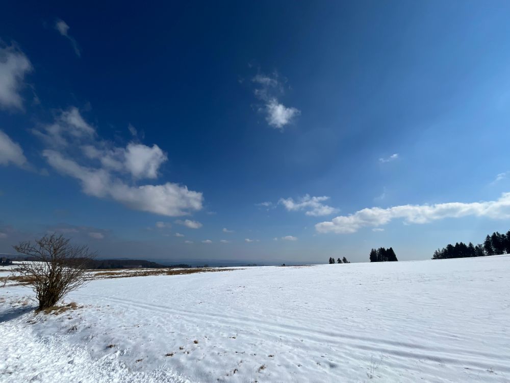 Blauer Himmel und Schnee