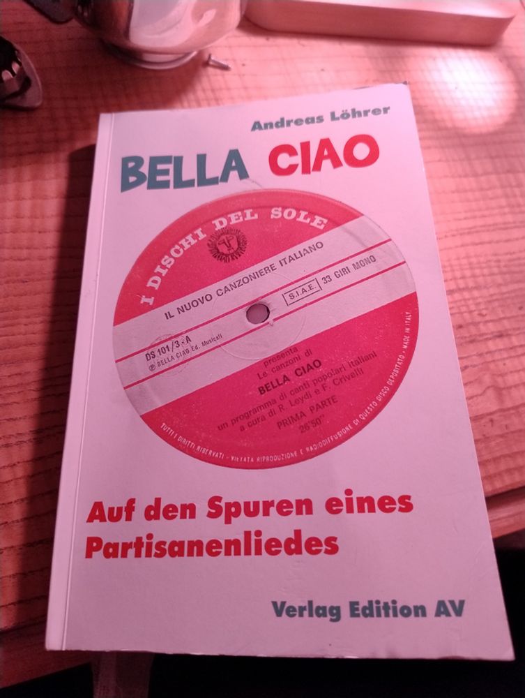 Das Buch Bella ciao - Auf den Spuren eines Partisanenlieds von Andreas Löhrer, Verlag Edition AV. 