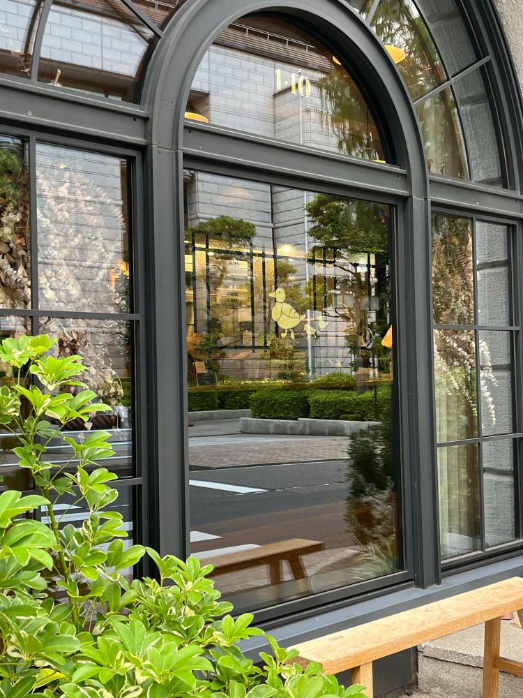 ガラスに鴨のマークがついたかわいい窓