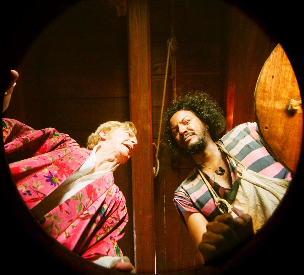 a shot from inside an empty barrel which normally holds oranges, looking up at eventual depression/breakup robe on stede bonnet as he gets annoyed and lifts his head to look at roach as he screams about apples (our flag means death s1e7)