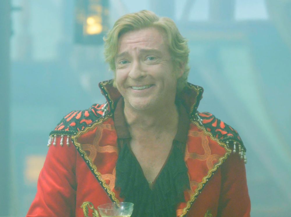 stede bonnet in his shiny fancy cursed red suit that he thinks jim is jealous of (our flag means death s2e5)