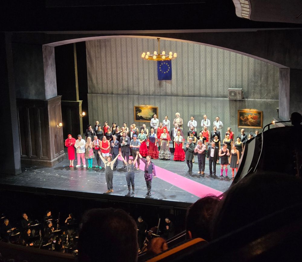 Karolina Makula (Fragoletto), Elizabeth Reiter (Fiorella) und Michael Porter (Falsacappa) auf der Bühne der Oper Frankfurt zum Schlussapplaus