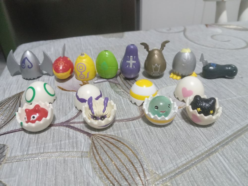 Conjunto de miniaturas de digimons, incluindo digitamas e digimentals